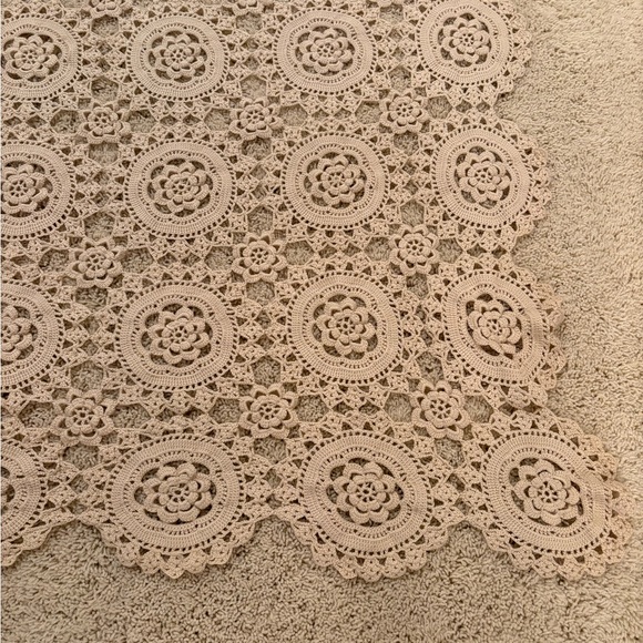 Crochet Lace tablecloth (obo) - Picture 2 of 4